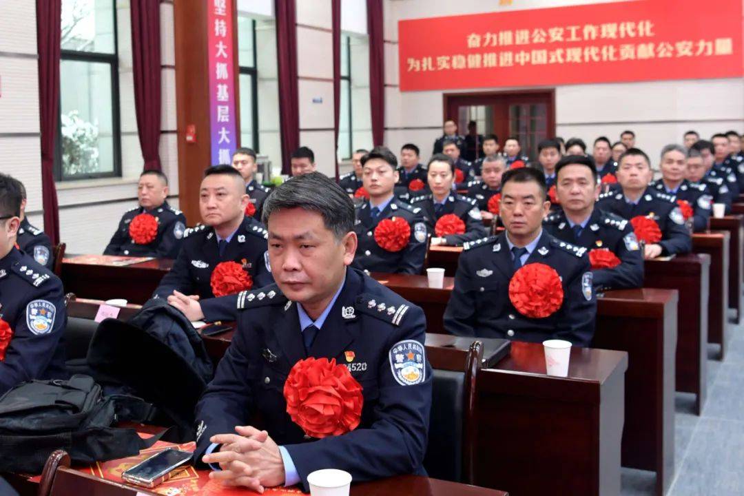 深夜<strong></p>
<p>Coinsquare</strong>，派出所所长昏倒在副所长寝室门外……
