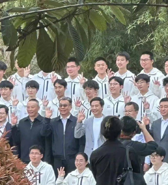 雷军回应如何保持好身材：英语不好已经让母校“蒙羞”<strong></p>
<p>币安异常交易</strong>，不能再形象欠佳