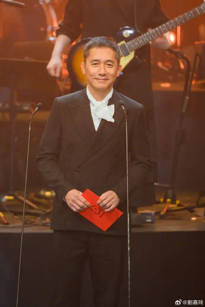 刘嘉玲连发10多张梁朝伟照片：他都不知道自己帅<strong></p>
<p>淘宝</strong>！头发白了也不肯染