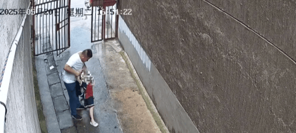 女童放学被陌生男子拖进小巷<strong></p>
<p>cba</strong>，湖南警方通报：刘某某（男，38岁）被拘留，将追究刑事责任