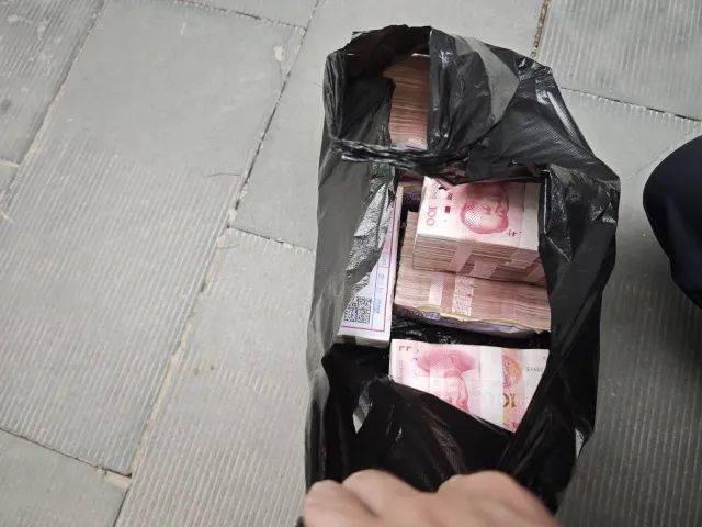 数不过来<strong></p>
<p>cbc</strong>，取出的现金摆满柜台！杭州接连发生两起，警方紧急提醒