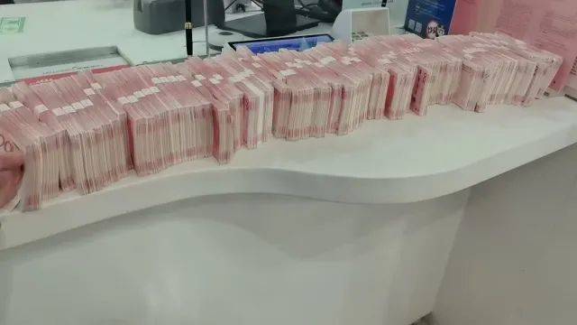 数不过来<strong></p>
<p>cbc</strong>，取出的现金摆满柜台！杭州接连发生两起，警方紧急提醒
