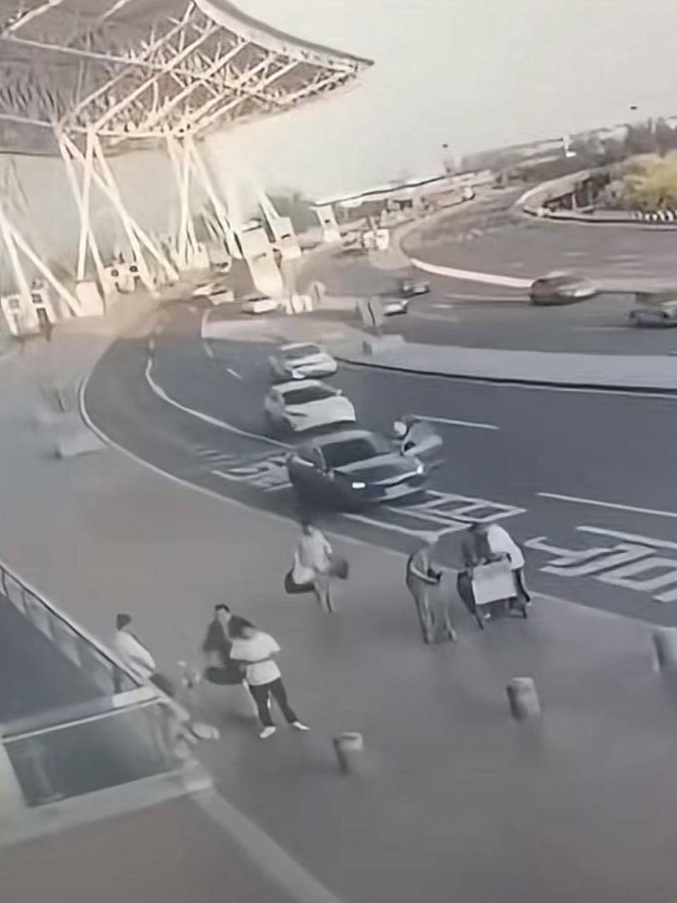 天津滨海机场一司机开门下车被相邻车道来车撞倒<strong></p>
<p>耐克</strong>，车门脱落 交警正调查，律师分析