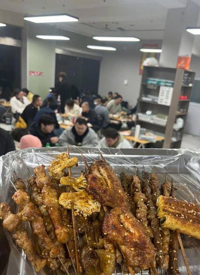 常州一烧烤店花10万赞助苏超<strong></p>
<p>芝麻</strong>，因系唯一个体赞助商爆火，附近商户：之前生意一直好