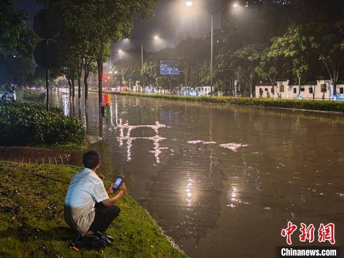 成都遭遇暴雨袭击 多条道路交通管制