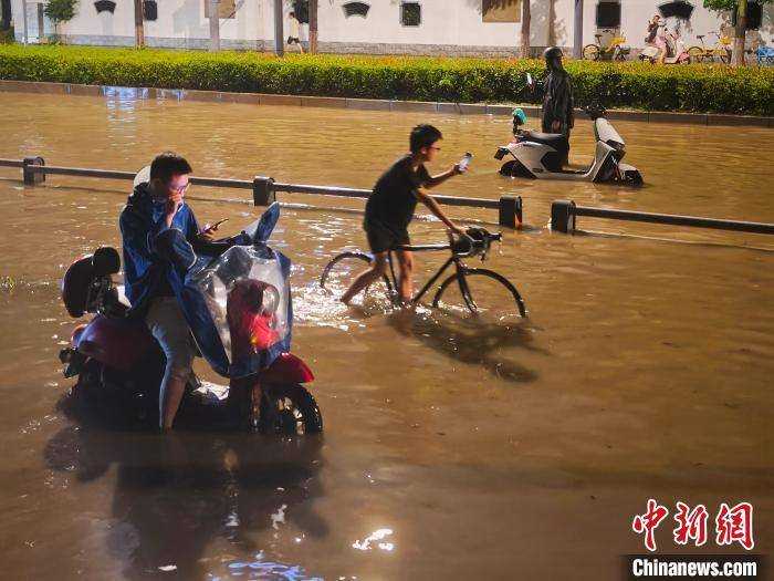 成都遭遇暴雨袭击 多条道路交通管制