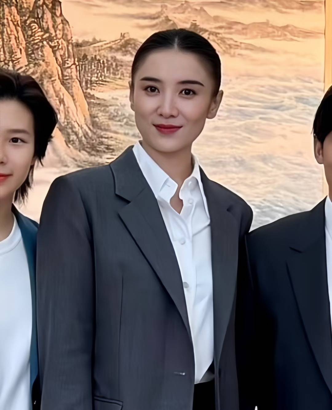 宋佳“体制内”穿搭上热搜<strong></p>
<p>OKex虚拟交易</strong>，朱珠穿西装也不失韵味，这股风终究被她们穿火了！