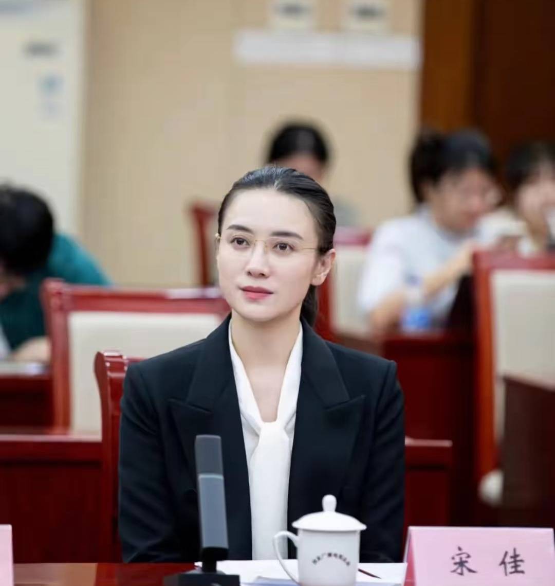 宋佳“体制内”穿搭上热搜<strong></p>
<p>OKex虚拟交易</strong>，朱珠穿西装也不失韵味，这股风终究被她们穿火了！
