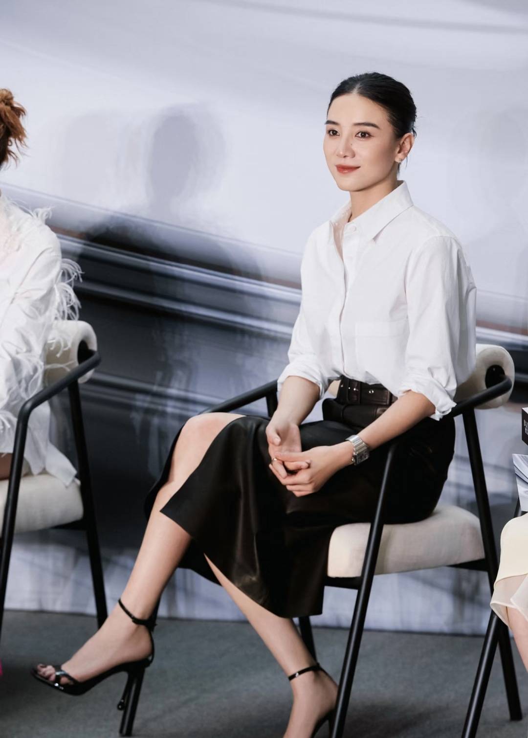 宋佳“体制内”穿搭上热搜<strong></p>
<p>OKex虚拟交易</strong>，朱珠穿西装也不失韵味，这股风终究被她们穿火了！