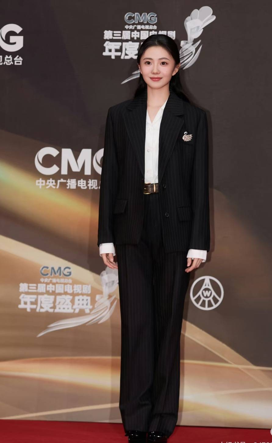 宋佳“体制内”穿搭上热搜<strong></p>
<p>OKex虚拟交易</strong>，朱珠穿西装也不失韵味，这股风终究被她们穿火了！