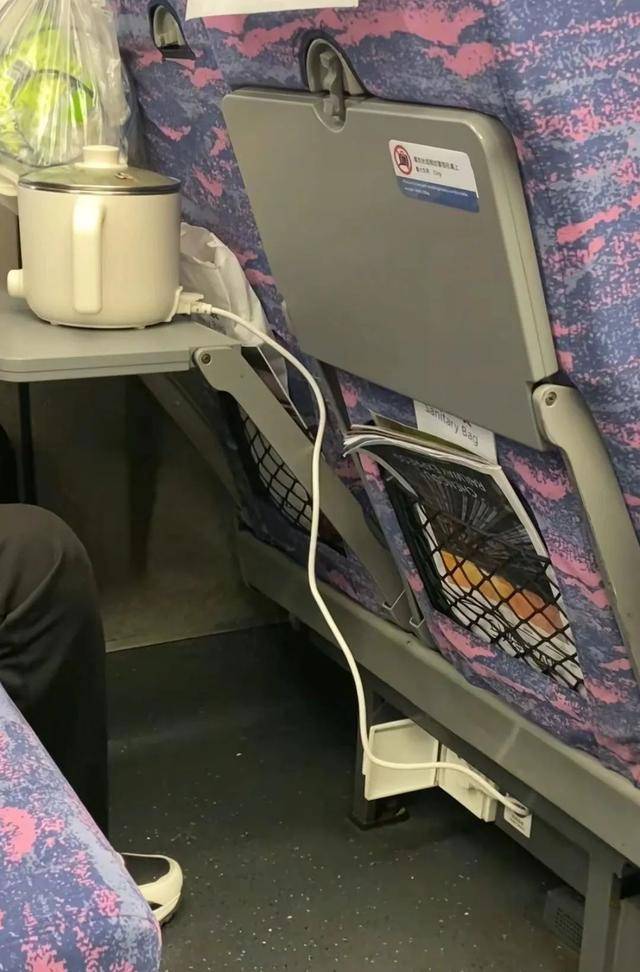 乘客在高铁上使用小型电煮锅<strong></p>
<p>OKex虚拟交易</strong>？12306回应：可以带但不能使用