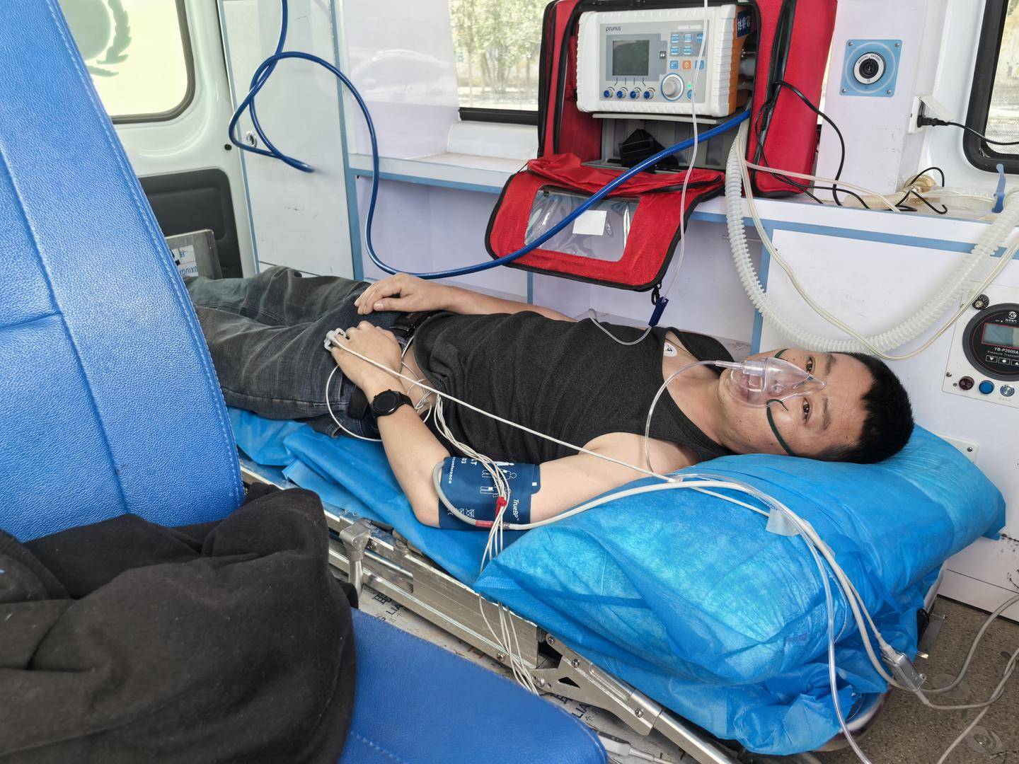 青海一男子被罕见剧毒阿拉善蝮蛇咬伤<strong></p>
<p>下载苹果</strong>，因无血清一度想放弃治疗 警车开道转运700公里救命