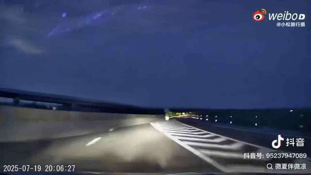河北一高速惊现“断头路”<strong></p>
<p>okex c2c</strong>，司机猛打方向盘险些撞上，当地交警回应