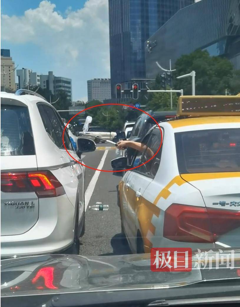 汉口街头发生不和谐一幕：白色汽车有人向出租车泼水<strong></p>
<p>okex下载app</strong>，的哥挥舞甩棍击破白车玻璃……