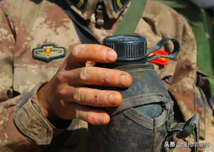 中国特种兵新装备摸秃美军<strong></p>
<p>okex点对点</strong>，网友：你跟我说这是解放军？
