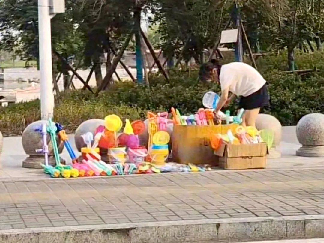 安徽14岁女孩暑假摆摊卖玩具25天赚2000元<strong></p>
<p>okex交易所官网</strong>，家长：本意是锻炼孩子，走红后竞争多生意下滑