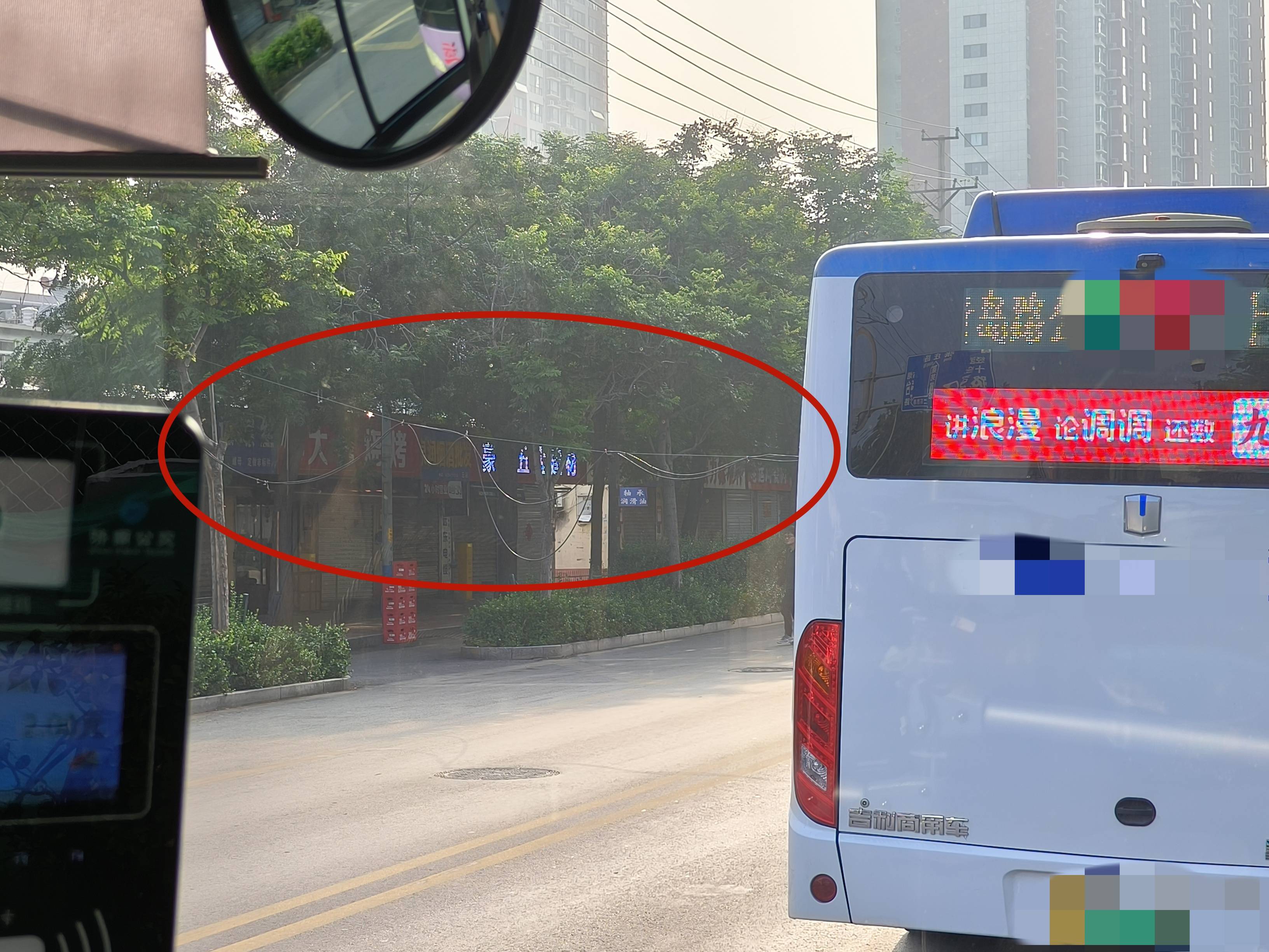 左手夹着烟右手举拖把<strong></p>
<p>okex交易所官网</strong>，济南早高峰时一电线掉落，粉衣大哥化解交通拥堵松弛感拉满！