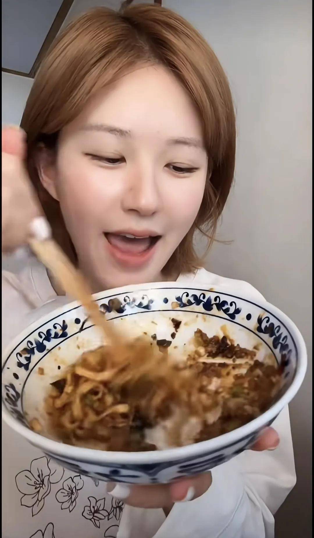 怒撕经纪公司后赵露思开启直播<strong></p>
<p>欧意okex下载</strong>，同款花卷、包包都卖爆