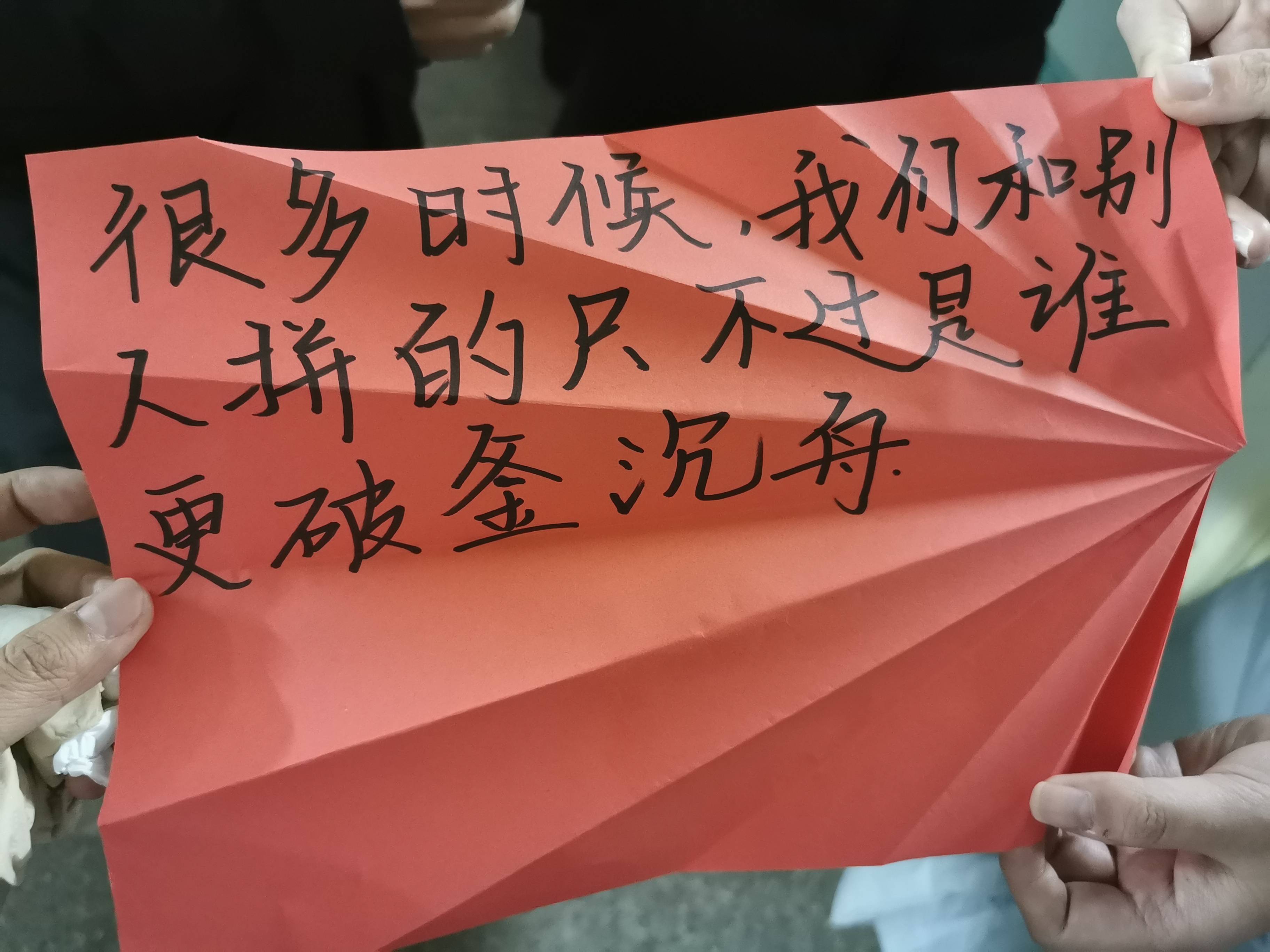 港大女博士放弃985回甘肃<strong></p>
<p>欧意okex下载</strong>，研究县城“失败者”