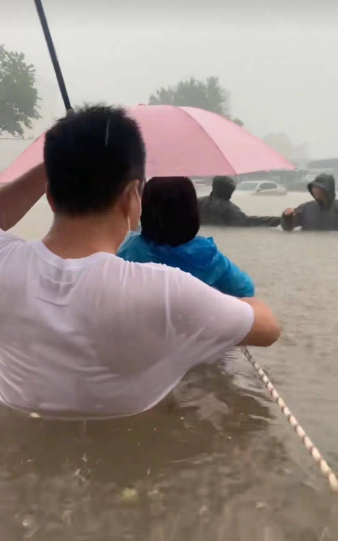 郑州暴雨致京广路隧道被淹<strong></p>
<p>okex下载链接</strong>，亲历者：车是飘起来的，很害怕，有人爬梯子离开 2021年也曾淹没多台车辆