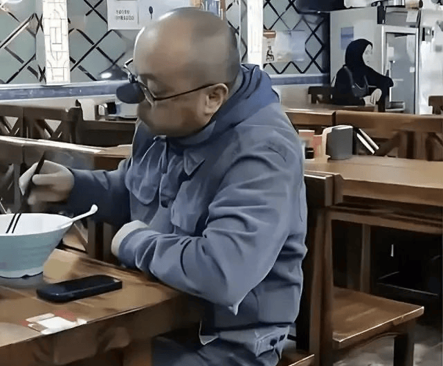 考古｜56岁窦唯剃光头胡子拉碴隐居阿那亚<strong></p>
<p>okex充值</strong>，“飘逸仙人”终于活成自己想要的模样？