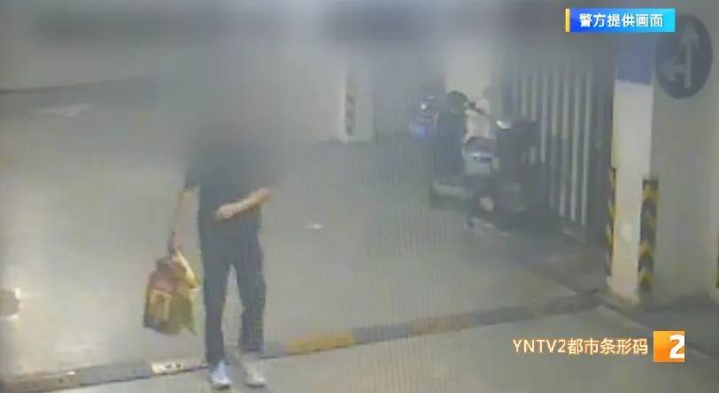 凌晨怪事！男子提着茅台袋子在车库<strong></p>
<p>苹果</strong>，翻垃圾桶竟为了.....