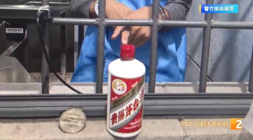 凌晨怪事！男子提着茅台袋子在车库<strong></p>
<p>苹果</strong>，翻垃圾桶竟为了.....