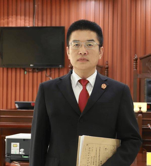 秦岭脚下二十年如一日健身晨跑的他<strong></p>
<p>苹果</strong>，以自律、温度与力量滋养法治年轮