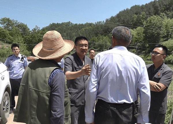 秦岭脚下二十年如一日健身晨跑的他<strong></p>
<p>苹果</strong>，以自律、温度与力量滋养法治年轮