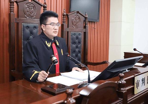 秦岭脚下二十年如一日健身晨跑的他<strong></p>
<p>苹果</strong>，以自律、温度与力量滋养法治年轮