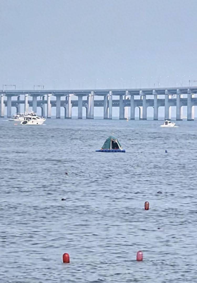 游客在海面搭建移动帐篷露营<strong></p>
<p>苹果</strong>，大连海警：不违规，但需注意安全