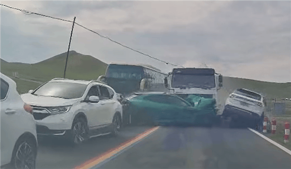 水泥罐车疑失控连撞对向多车<strong></p>
<p>okex交易所官网下载</strong>，小米YU7被正面撞击受损严重，车主拍下现场：小米保了我的命