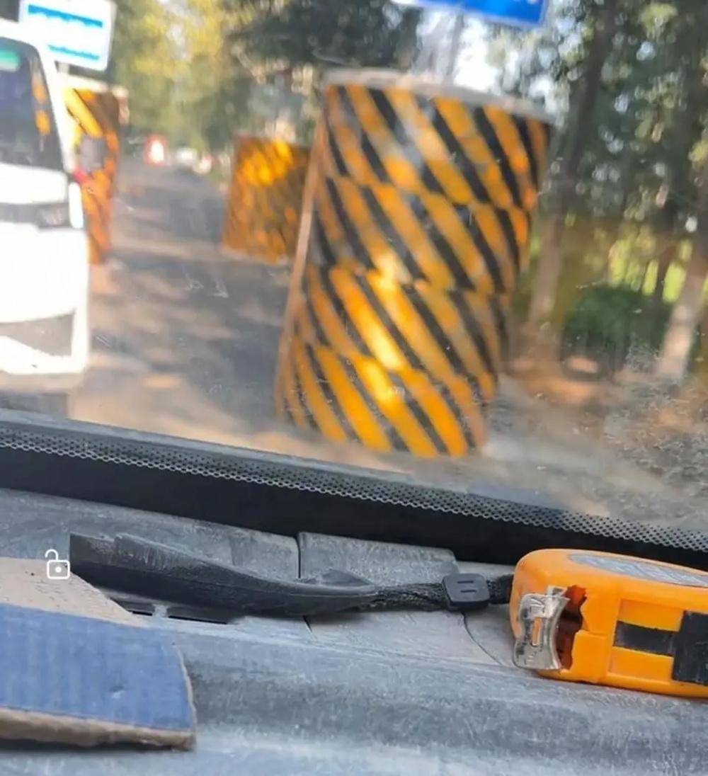 河北一马路设5个大水泥墩<strong></p>
<p>okex交易所官网下载</strong>，司机经过像穿“梅花桩”，当地回应