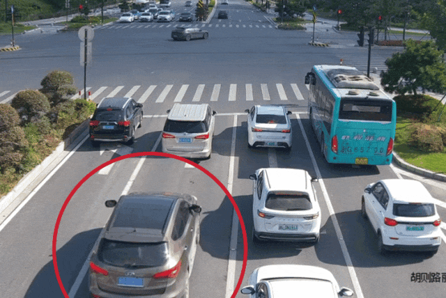 一轿车突然马路上倒行<strong></p>
<p>okex下载与安装苹果</strong>，紧接起火！司机：糟了，没灭火器……