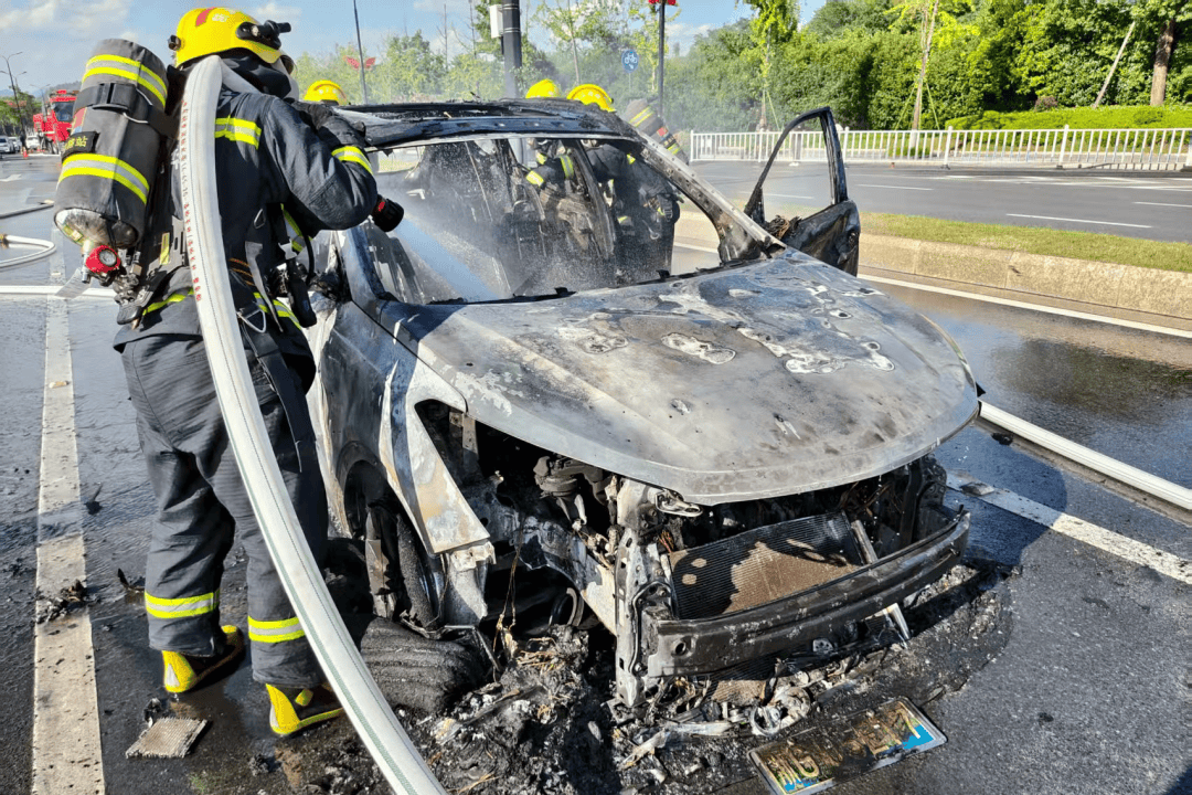 一轿车突然马路上倒行<strong></p>
<p>okex下载与安装苹果</strong>，紧接起火！司机：糟了，没灭火器……