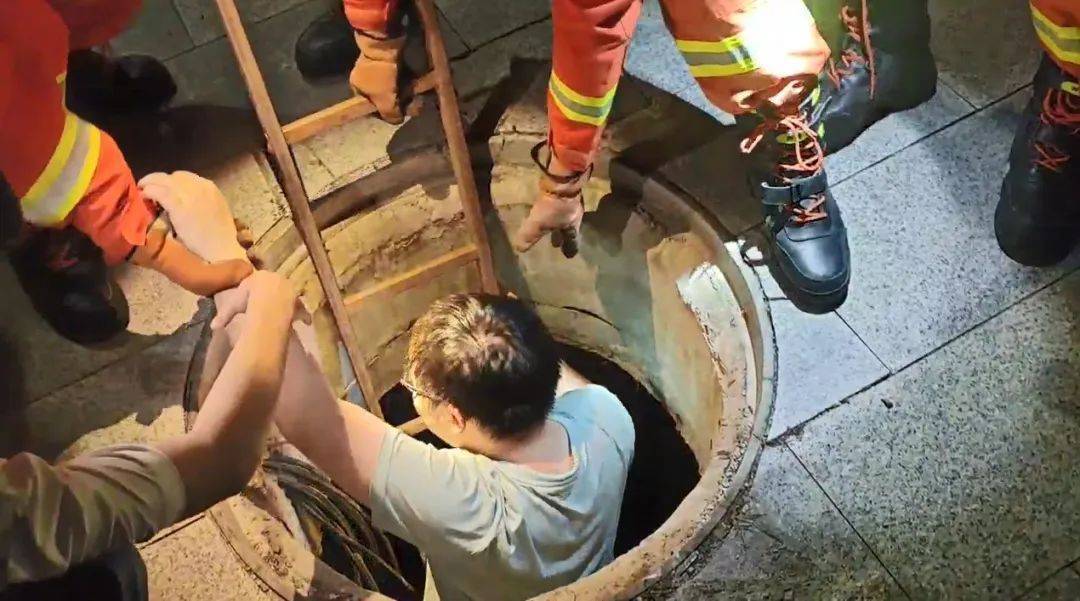 浙江一19岁男子与朋友在路上<strong></p>
<p>okex下载方式</strong>，走着走着人突然“消失”了！赶紧报警...