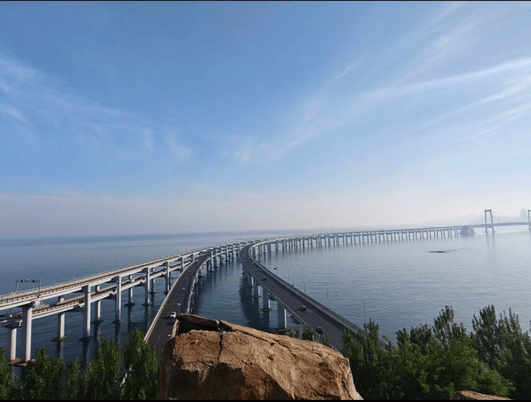 大连一跨海大桥观景台有游客翻栏杆踩空心造景石拍照<strong></p>
<p>okex合约交易怎么玩</strong>，当地回应