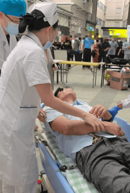 东莞一男子陪同家人就诊时突然倒地<strong></p>
<p>okex合约交易怎么玩</strong>，护士“火眼金睛”抢回生机