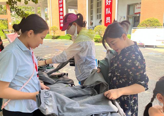 这所学校校服免费领<strong></p>
<p>网络货币交易平台</strong>！网友：建议全国推广