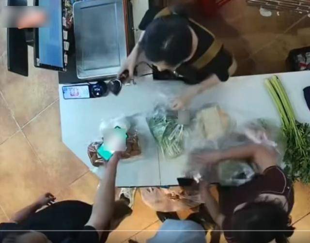 湖北13岁男孩超市制止插队遭男子猛踹<strong></p>
<p>网络货币交易平台</strong>，母亲回应