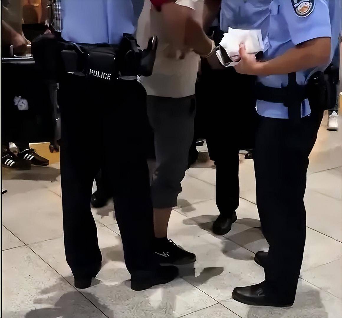 男子在高铁车厢内抽烟<strong></p>
<p>okex下载app ios14</strong>，遭举报被民警戴铐带走，12306：高铁上吸烟违法，严重将导致列车停驶