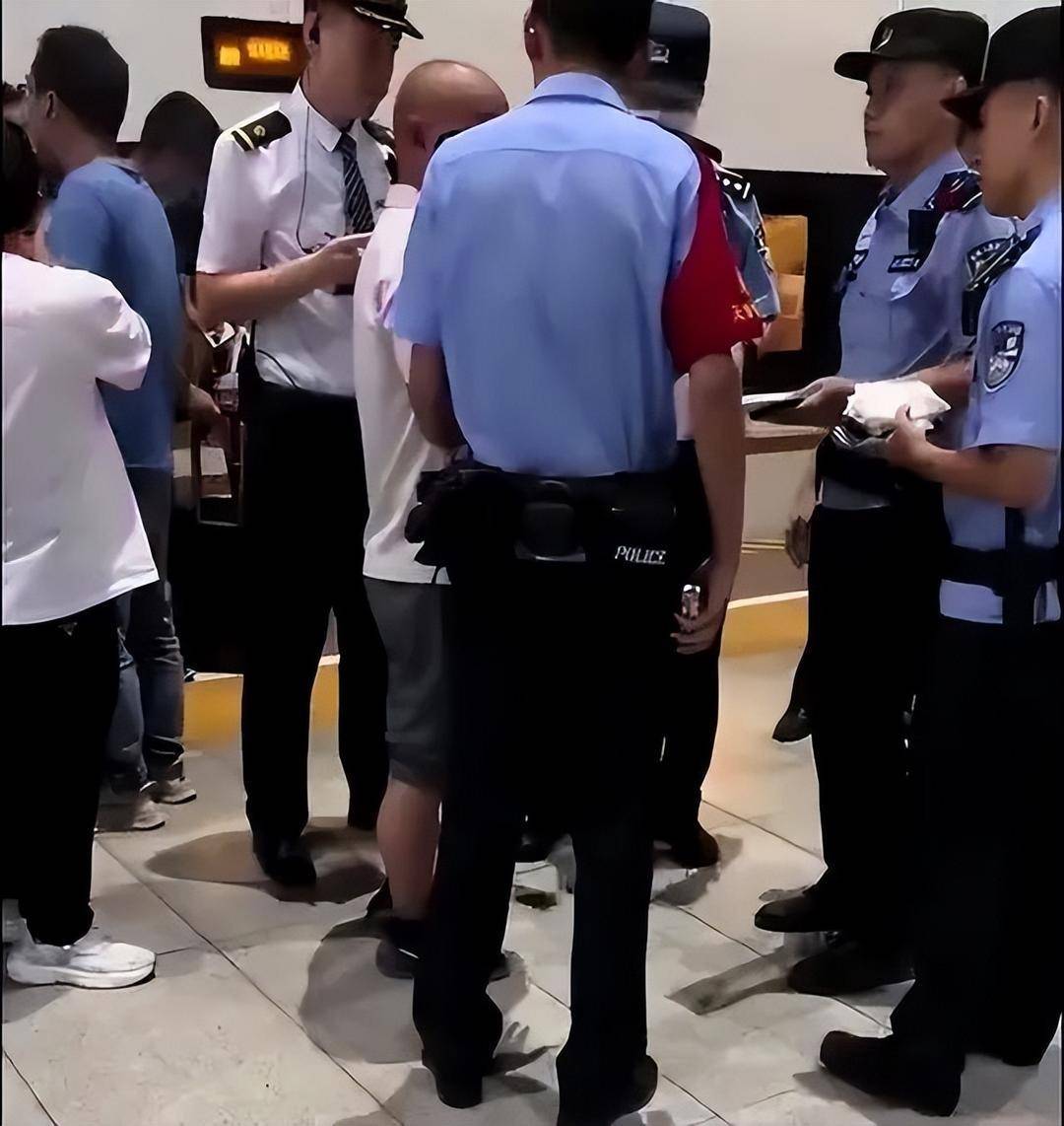 男子在高铁车厢内抽烟<strong></p>
<p>okex下载app ios14</strong>，遭举报被民警戴铐带走，12306：高铁上吸烟违法，严重将导致列车停驶