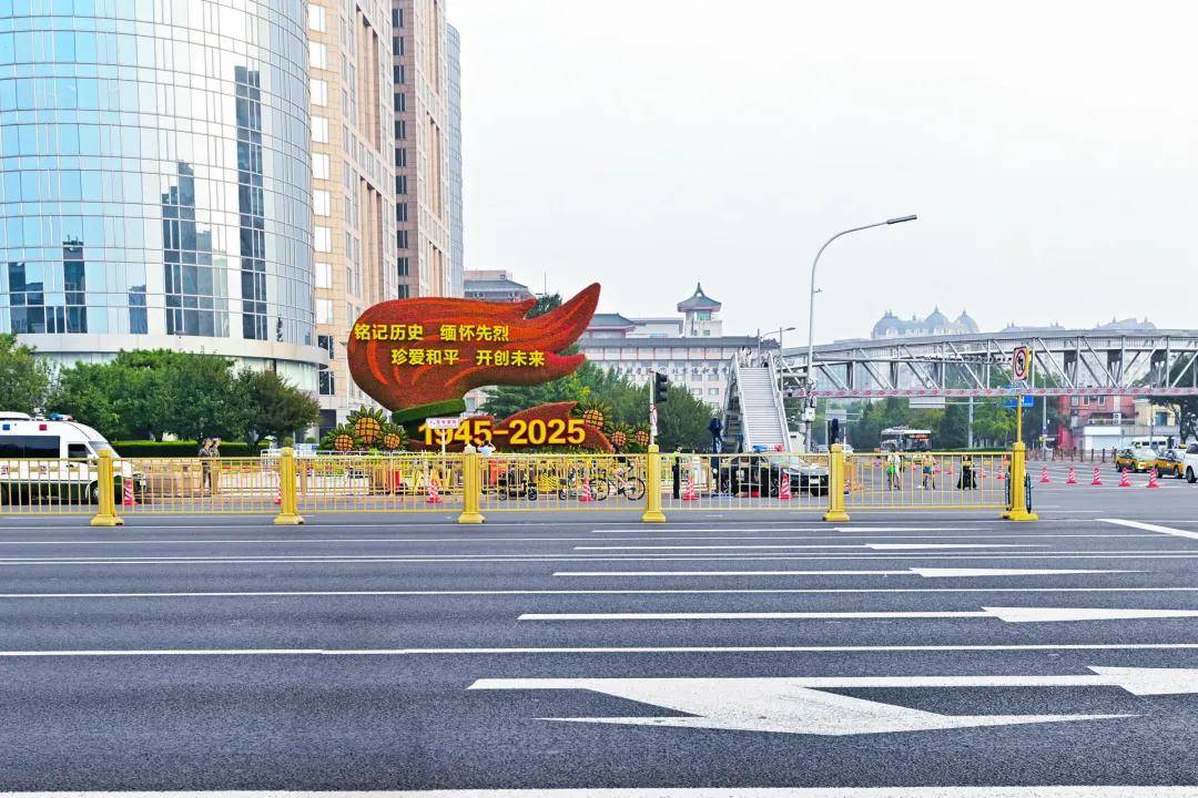 阅兵前的凌晨<strong></p>
<p>okex下载app ios14</strong>，长安街35小时铺了46个“足球场”！