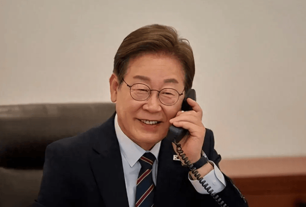 要么出手对付中国<strong></p>
<p>okex交易所官网</strong>，要么放弃领土，李在明登机返回韩国，临走前送中方15个字！