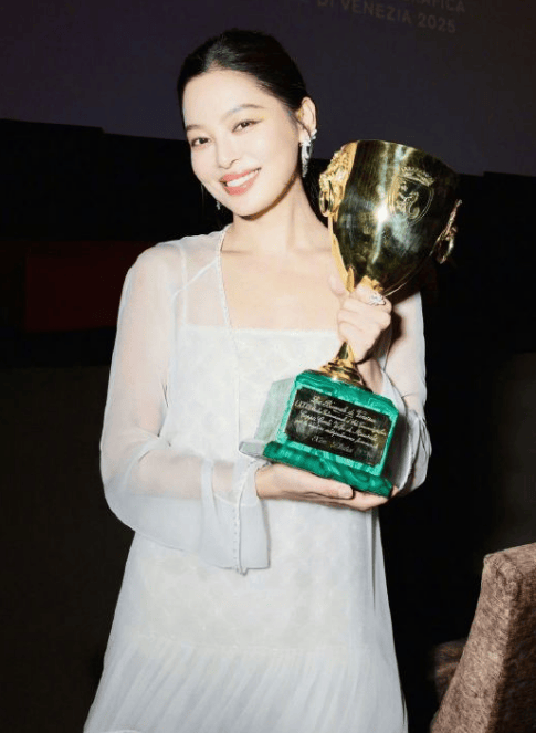 辛芷蕾称收到女演员们集体送祝福：<strong></p>
<p>okex交易所官网</strong>我们之间的氛围都很好