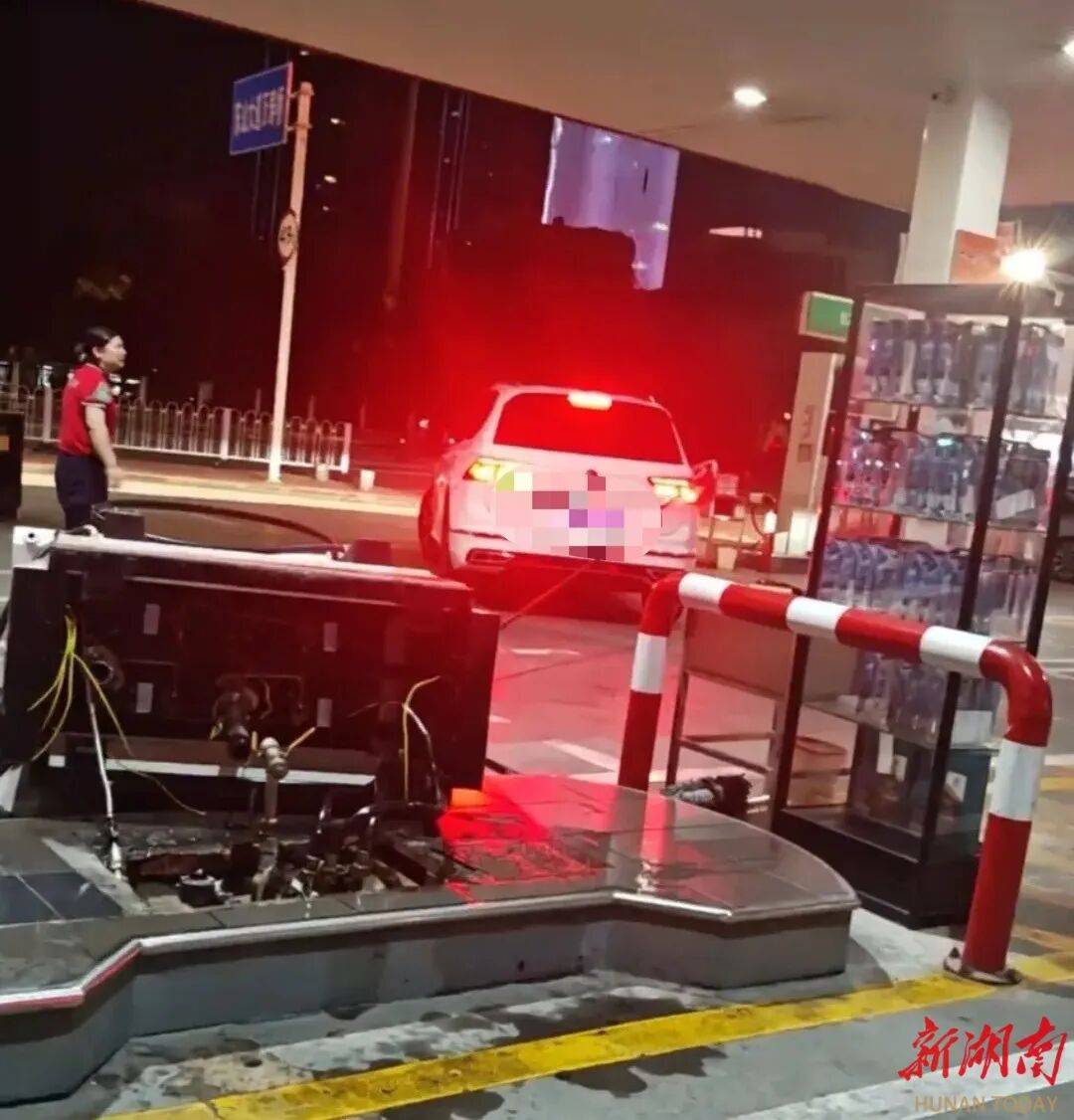 湖北一车主加完油忘拔加油枪开车就走<strong></p>
<p>币安</strong>，直接拽倒加油机，工作人员：幸好加油机的切断阀自动紧急关闭