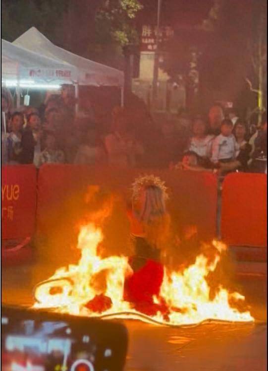 云南昆明商场表演“火裙舞”<strong></p>
<p>okex搬砖</strong>，一名女演员裙子引燃被烧伤