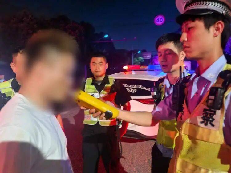 衣服都换了<strong></p>
<p>欧易okex全球排名</strong>，却忘了换鞋子！上海警方：王某已被采取刑事强制措施